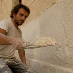 Enduit à la chaux facade appliqué sur pierre, mortier à la truelle