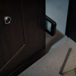 Judas sur porte numérique installé pour sécuriser l’entrée
