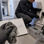 Maintenance VMC : technicien nettoie une bouche d’extraction