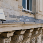 Modénature : corniche et modillons sculptés d’une façade haussmannienne en pierre