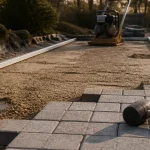 Pavé autobloquant pose : chantier allée durable sur lit de sable