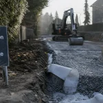 Allée carrossable pas cher en chantier : fondation et drainage visibles