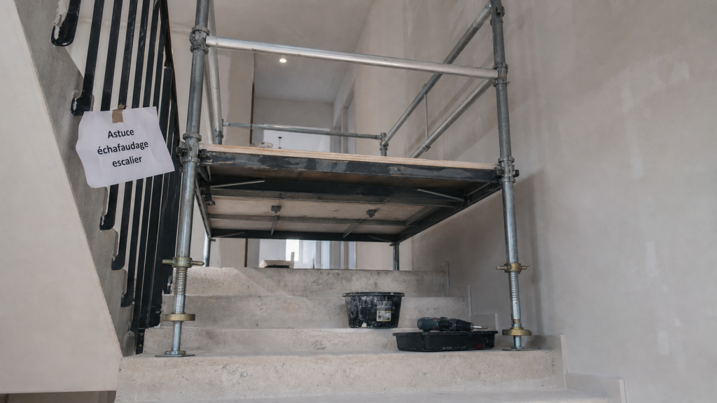Astuce echafaudage escalier : plateforme sur vérins réglés avec garde-corps