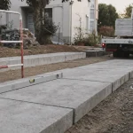 Dalle béton carrossable en chantier, pose sur lit compacté