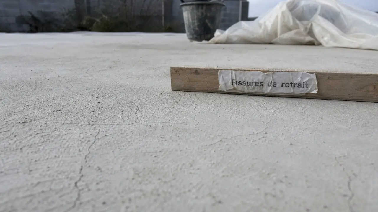 Dalle béton qui fissure au séchage : fissures de retrait sur dalle fraîche