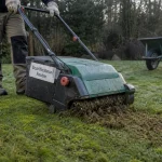 Démousseur ou scarificateur : scarificateur électrique enlève mousse et feutre du gazon humide