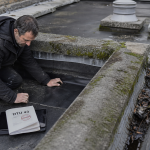 Étanchéité des toitures : couvreur contrôle membrane EPDM à l’acrotère