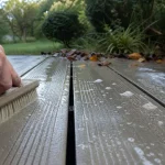 Nettoyer terrasse en composite : brosse douce sur lames, eau savonneuse