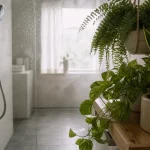 Plantes faciles pour salle de bain : fougère, pothos et sansevieria en salle humide peu lumineuse