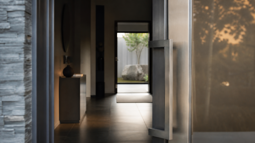 Porte d entrée alu vitrée, lumière filtrée et sécurité