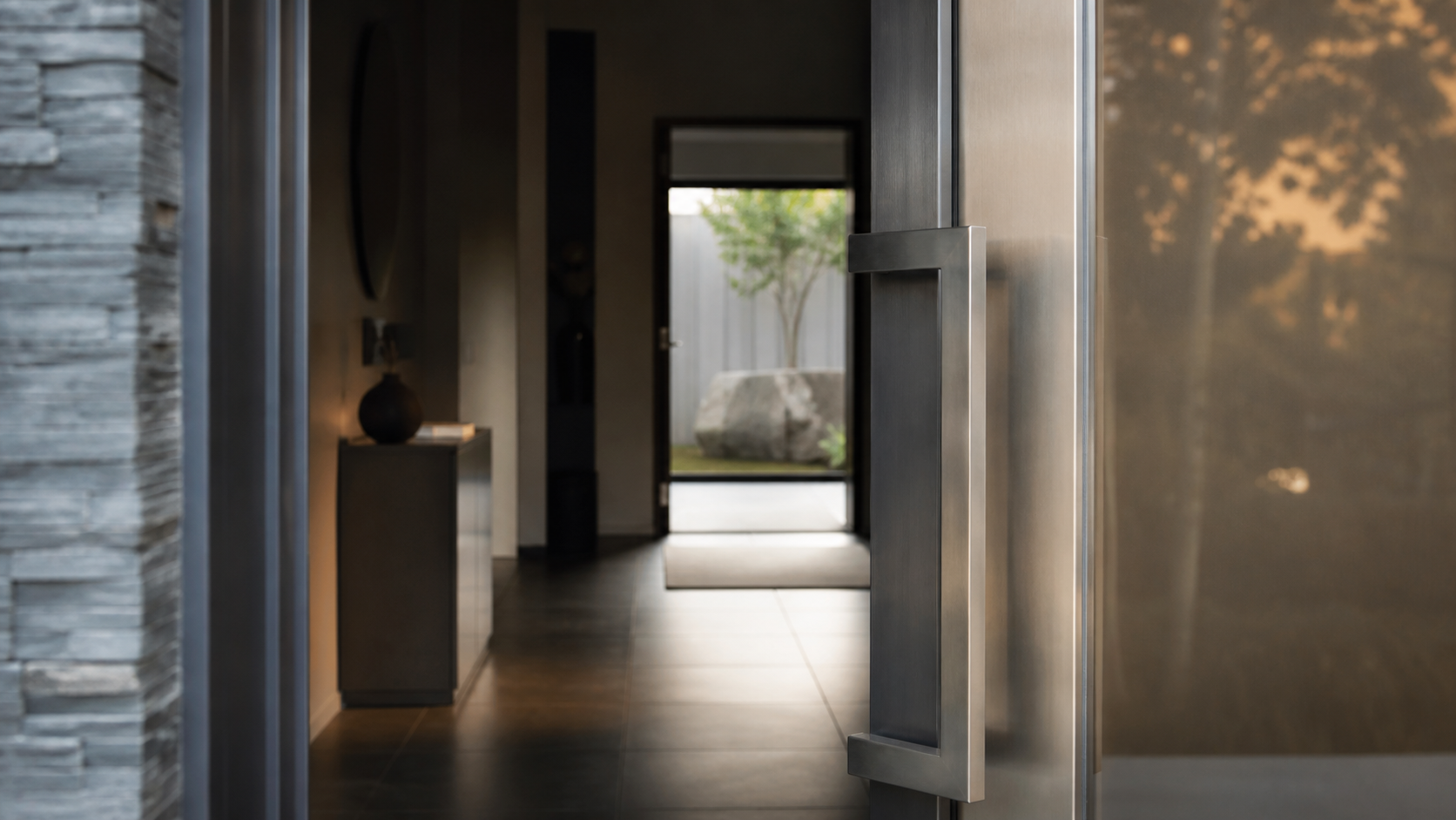 Porte d entrée alu vitrée, lumière filtrée et sécurité