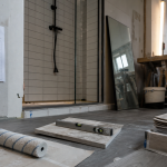 Renover une salle de bain : peinture pièces humides, sol vinyle et douche en rénovation