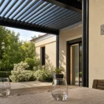 Terrasse couverte maison avec pergola alu et lames orientables