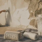 Chaux peinture extérieur : brosse et badigeon sur façade enduite minérale