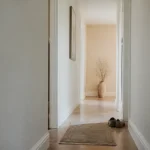 Couleur peinture pour couloir : couloir blanc cassé beige crème, murs et plafond clairs