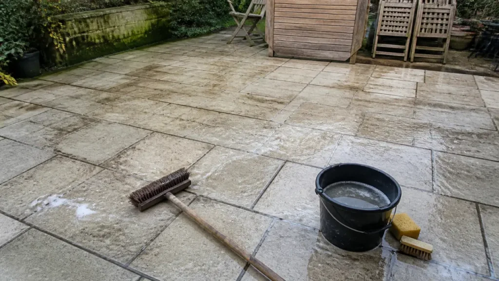 Terrasse nettoyage : savon noir et brosse sur dalles, joints humides