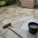 Terrasse nettoyage : savon noir et brosse sur dalles, joints humides